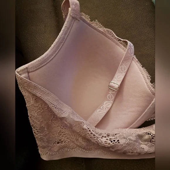 SIMPLY VERA - Vera Wang LILAC LACE T-Shirt BRA like new SIZE 36D front closure